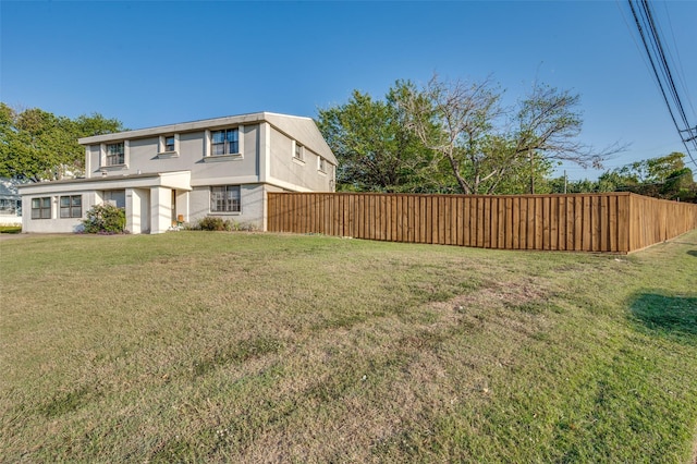 view of front of property featuring a front yard