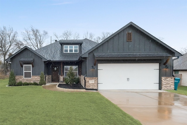 craftsman inspired home featuring a garage and a front yard