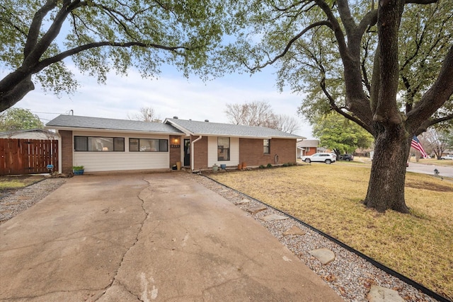 single story home featuring a front yard