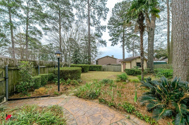 view of yard featuring an outdoor structure