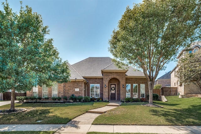 view of front of property featuring a front lawn