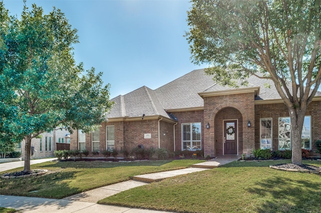 view of front of house featuring a front yard