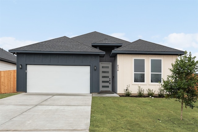 view of front facade featuring a garage and a front yard