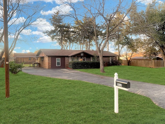 ranch-style home featuring a front lawn