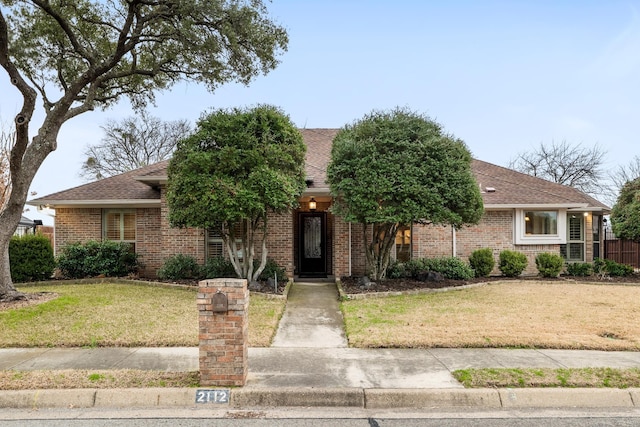 view of front facade with a front lawn