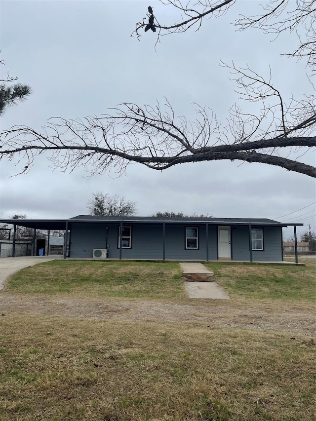 view of front of property featuring a carport and a front lawn