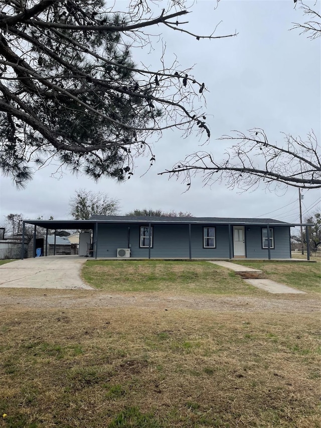 view of front of property with a carport and a front lawn