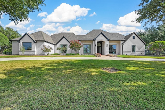 view of front facade featuring a front yard