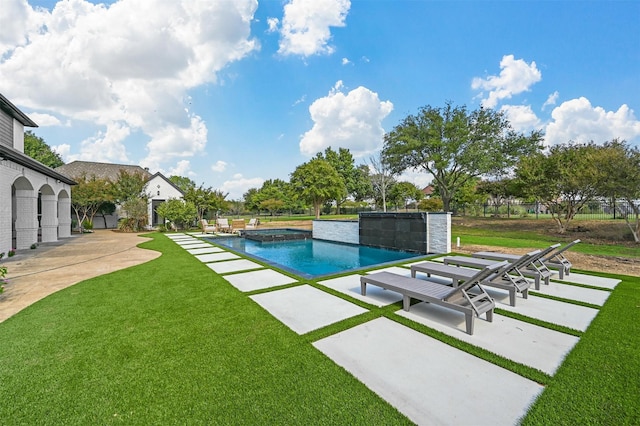 view of pool featuring an in ground hot tub, a yard, and a patio area