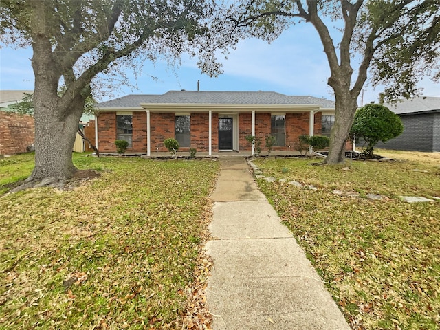 single story home featuring a front yard