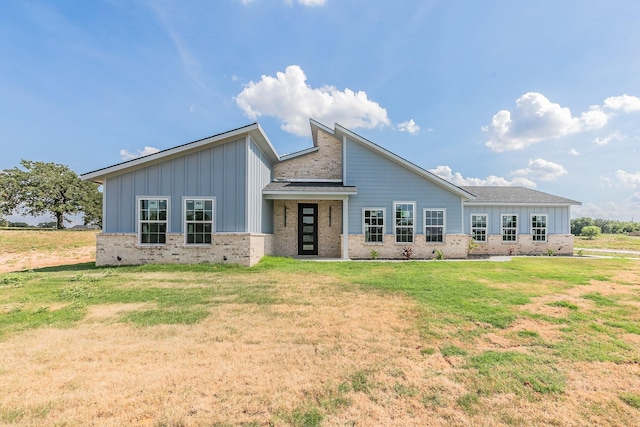 view of front of property with a front yard