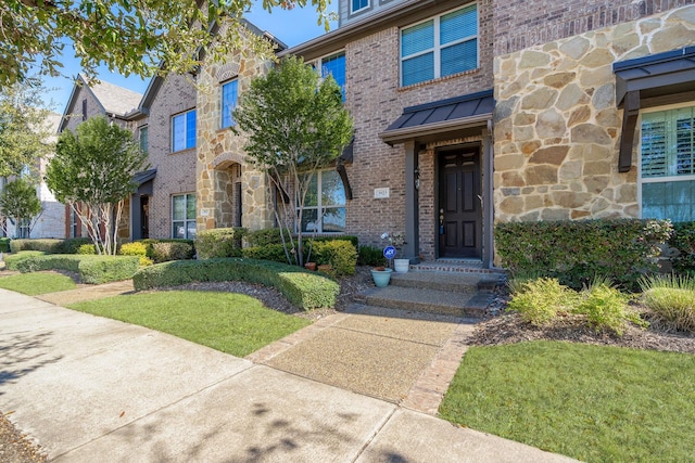 entrance to property with a yard