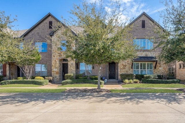 view of front of property featuring a front yard