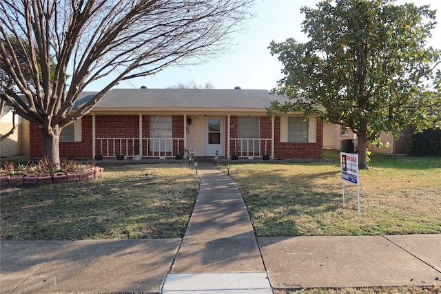 ranch-style house featuring a front yard