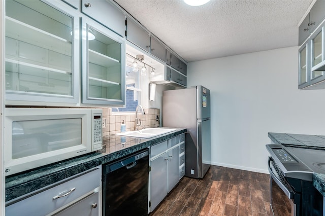 kitchen featuring sink, gray cabinets, appliances with stainless steel finishes, a textured ceiling, and dark hardwood / wood-style flooring