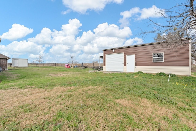 view of yard with an outbuilding