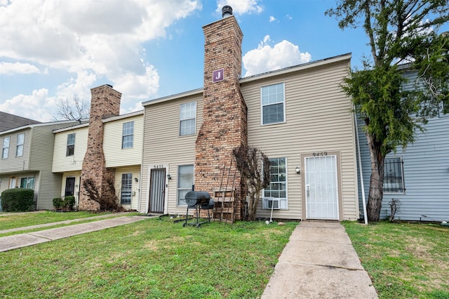 view of front of property featuring a front yard