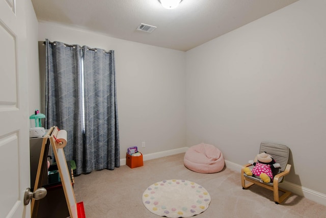 recreation room with carpet