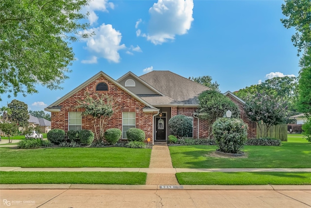 view of front of house featuring a front yard