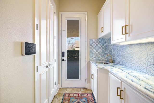 washroom featuring sink and light tile patterned floors