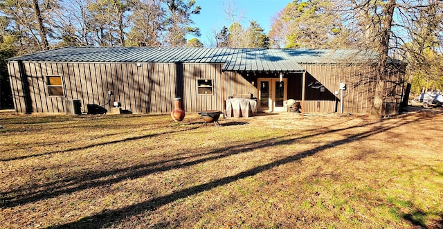 rear view of house featuring a lawn