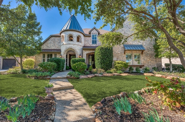 view of front of property featuring a front yard