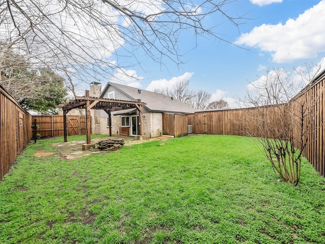 view of yard featuring a fenced backyard and a pergola