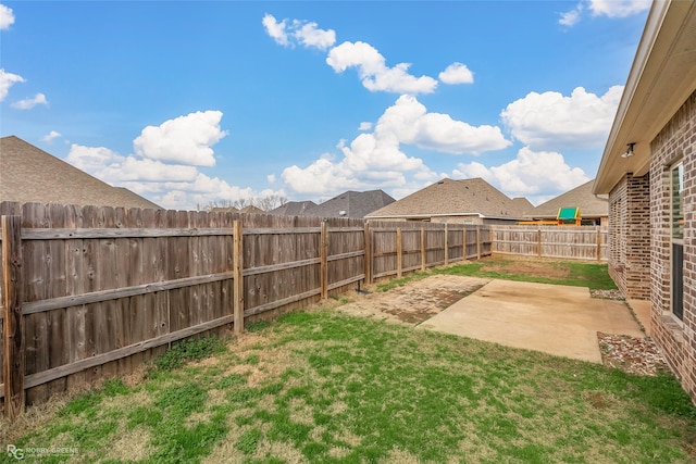 view of yard featuring a patio area