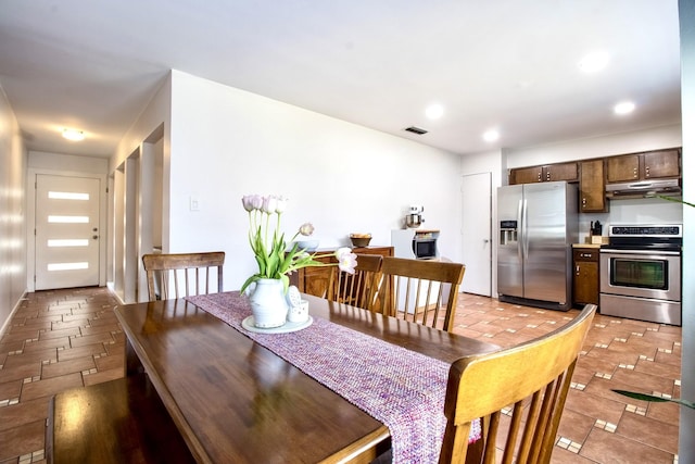 dining space featuring visible vents and recessed lighting