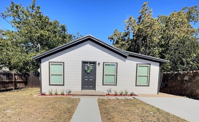 view of front of house featuring a front lawn