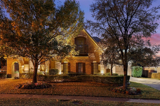 view of front of property with a balcony