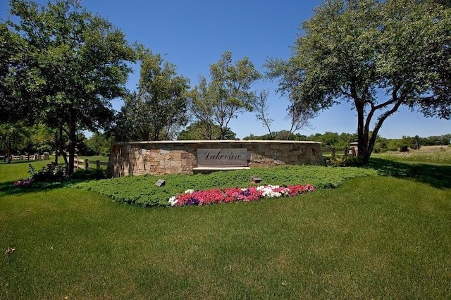 community / neighborhood sign featuring a lawn