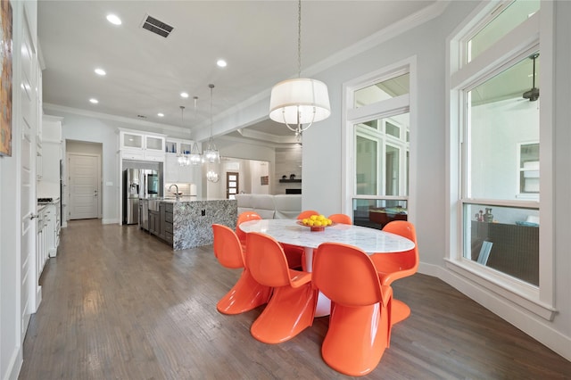 dining area with baseboards, visible vents, ornamental molding, dark wood-style flooring, and recessed lighting