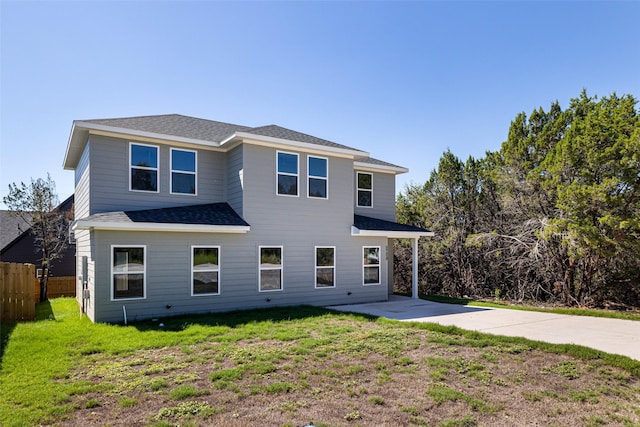 view of front of property featuring a front lawn