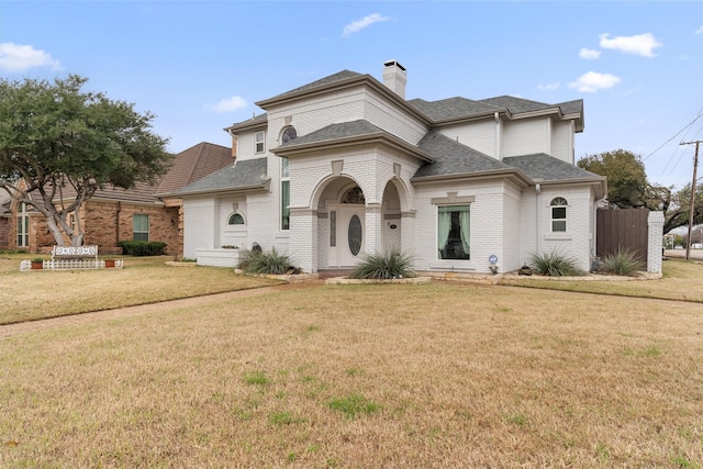 view of front of home featuring a front yard