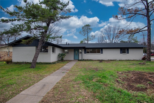 ranch-style house featuring a front lawn