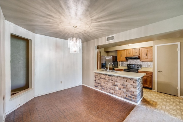 kitchen featuring sink, stainless steel refrigerator with ice dispenser, black electric range, decorative light fixtures, and kitchen peninsula