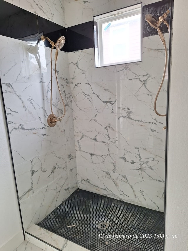 bathroom featuring a tile shower