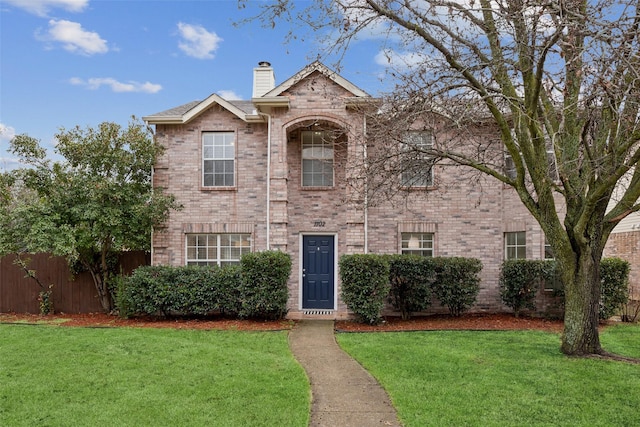 view of front of property featuring a front yard