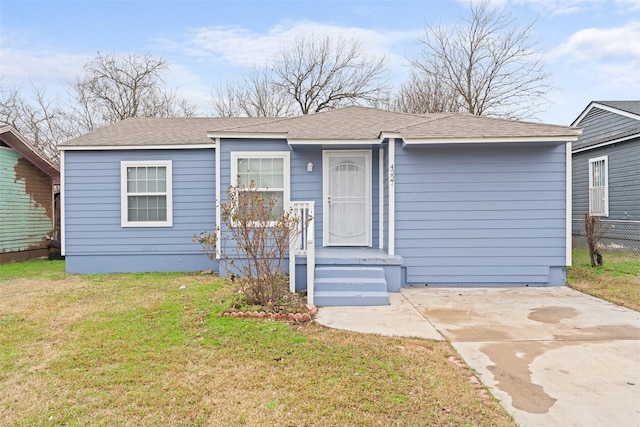 view of front of property with a front yard