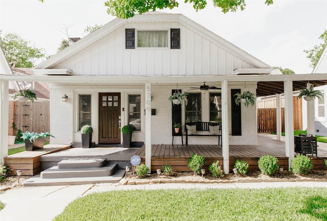 view of front of property with ceiling fan and covered porch