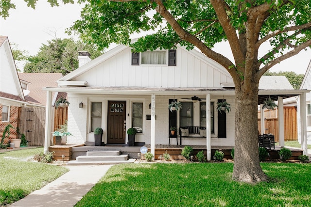 view of front of property featuring a front lawn, ceiling fan, and covered porch