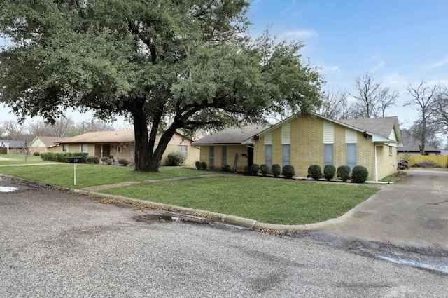 ranch-style house featuring a front lawn