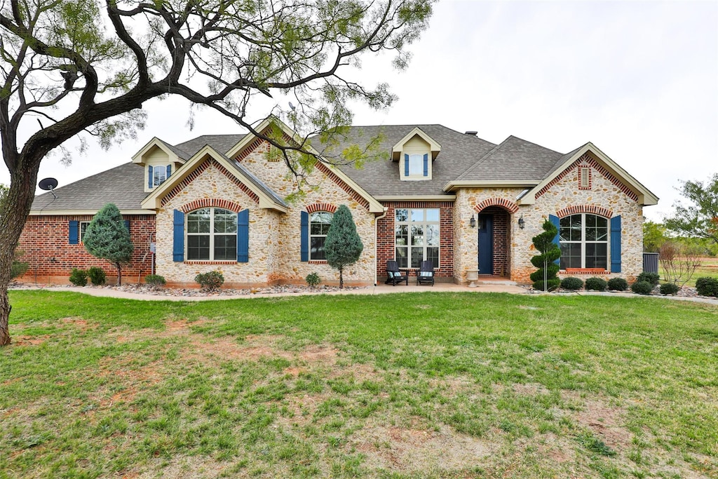 view of front facade featuring a front yard