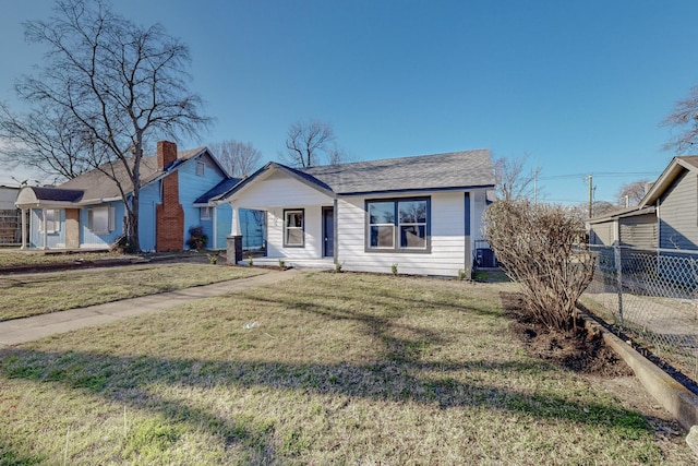 view of front of property featuring a front lawn and a porch