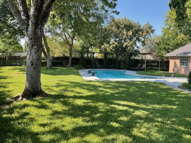 view of swimming pool with a lawn