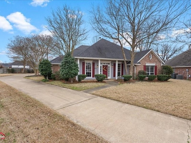 single story home featuring a front yard