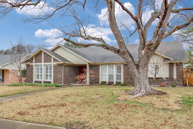 view of front of home featuring a front lawn