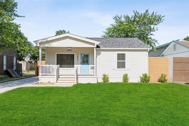 view of front of house featuring a porch and a front lawn