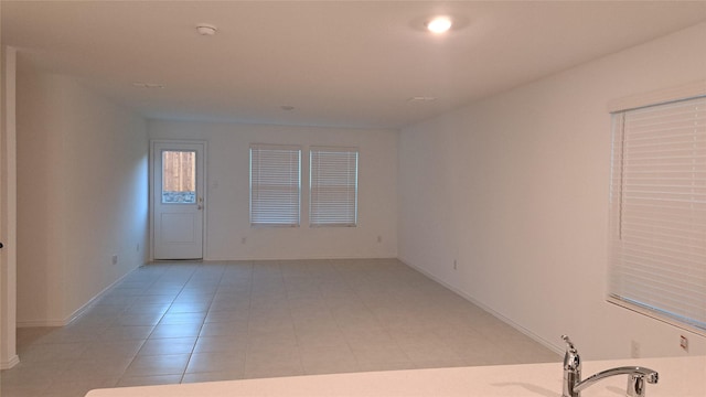 unfurnished room featuring light tile patterned flooring